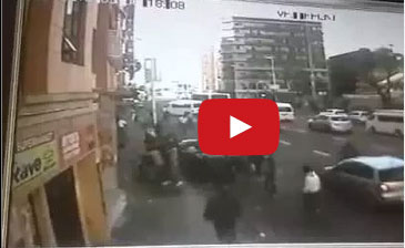 رجل يلقي زوجته وطفليه من الطابق الثاني لإنقاذهم