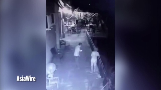 فيديو| بعد اكتشاف محادثاتها مع رجلٍ آخر على الهاتف .. زوج يرمي زوجته من علو وهذا مصيرها! فيديو| بعد اكتشاف محادثاتها مع رجلٍ آخر على الهاتف .. زوج يرمي زوجته من علو وهذا مصيرها!