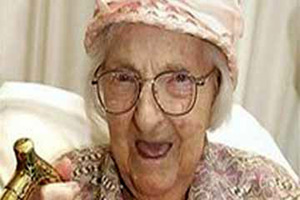 أمريكية عمرها مئة عام تقهر الشيخوخة بالعلم