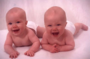 انجبت واحدة في السيارة والاخرى في المستشفى