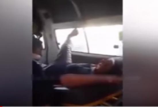 «شاهد» في مصر .. سائق سيارة إسعاف ترك المريض بداخلها يصرخ ألماً وذهب لشراء فطائر!! «شاهد» في مصر .. سائق سيارة إسعاف ترك المريض بداخلها يصرخ ألماً وذهب لشراء فطائر!!