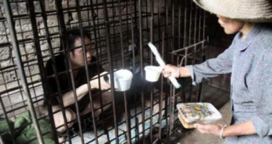 أسرة صينية تحبس ابنها في قفص 11 عاما