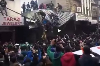 لحظة انهيار سقف محل بمشيعين اعتلوه خلال جنازة بغزة