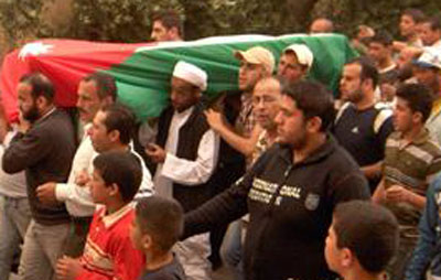 الالاف يشيعون جثمان الوشاحي باربد بعد وصوله من درعا الالاف يشيعون جثمان الوشاحي باربد بعد وصوله من درعا