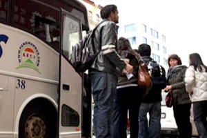 كندي يُنقذ ركاب حافلة من كارثة بعد إغماء سائقها