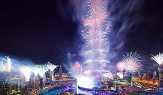 دبي تحتفل بالعام الجديد بألعاب نارية مبهرة في برج خليفة دبي تحتفل بالعام الجديد بألعاب نارية مبهرة في برج خليفة