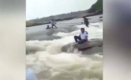 بالفيديو: نزهته لم تكتمل.. مياه النّهر جرفته وأودت بحياته!