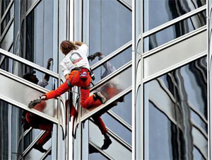 بعد برج خليفة.. "الرجل العنكبوت" يعتلي قمة أعلى ناطحة سحاب في تركيا