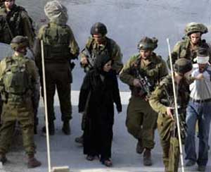 الاحتلال يعتقل 12 فلسطينيا في الضفة الغربية 