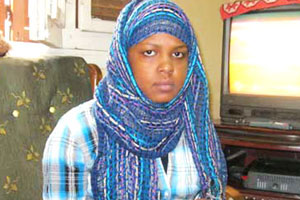 مسلمة تتهم أقباطًا باختطافها ودق الصليب على يدها