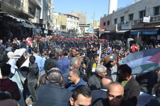 بالصور ... مسيرة  في عمان ترفض رفع الاسعار وتطالب باسقاط الحكومة
