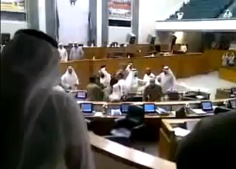 عراك بالأيدي في البرلمان الكويتي 
