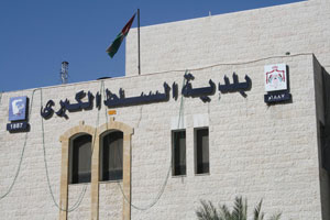 العشرات من مهندسي السلط يعتصمون امام مبنى البلدية 