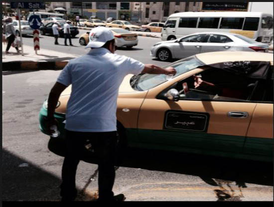 "كلنا الاردن" توزع المياه الباردة على عمال الوطن خلال موجة الحر