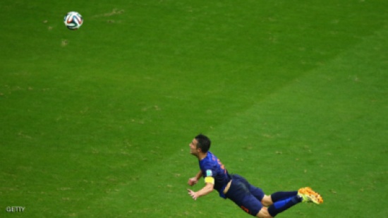 رأسية فان بيرسي "تشعل" تويتر