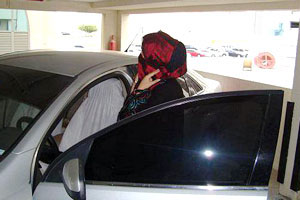 سعودية تُنقذ شقيقها من الموت وتقود سيارته 100 كلم