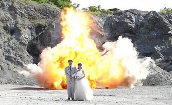 بالفيديو....جلسة تصوير لزوجين وسط المتفجرات!