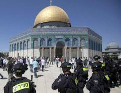 قوات إسرائيلية تقتحم ساحات المسجد الأقصى وتعتدي على مصلين