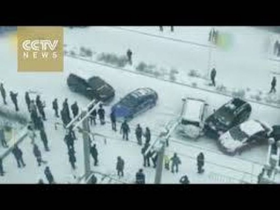 بالفيديو.. اصطدام 9 سيارات كلعبة "الدومينو" بسبب الثلوج