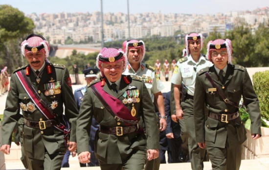 الملك يزور القيادة العامة فور عودته إلى أرض الوطن الملك يزور القيادة العامة فور عودته إلى أرض الوطن