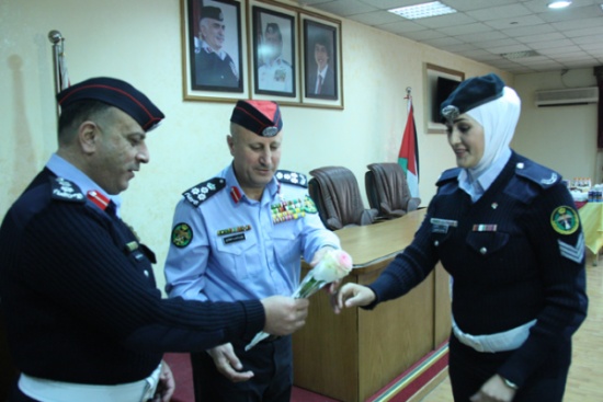 تكريم ضباط وأفراد من الشرطة النسائية بمناسبة عيد الأم تكريم ضباط وأفراد من الشرطة النسائية بمناسبة عيد الأم