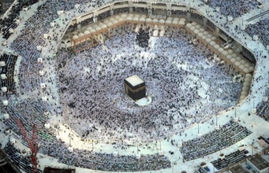 صور: في ليلة 27 رمضان.. تصرف رجل أمن بالحرم تجاه طفل يلقى إستحسان المواطنين