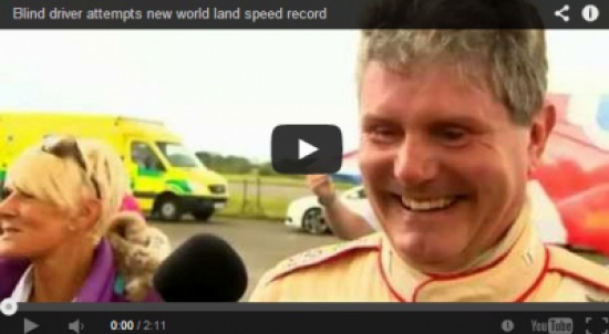 بالفيديو : أعمى يقود سيارة بسرعة 300 كم/ساعة