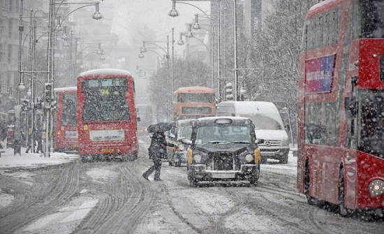 فوضى في وسائل النقل البري والجوي البريطانية بسبب الثلوج فوضى في وسائل النقل البري والجوي البريطانية بسبب الثلوج