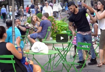 شاهد رد فعل المارة بعد أن قامت فتاة بالتحرش بشاب بالقوة في الطريق العام