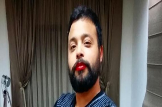 صور: الرجل التونسي يضع أحمر الشفاه تضامناً مع المرأة في عيدها