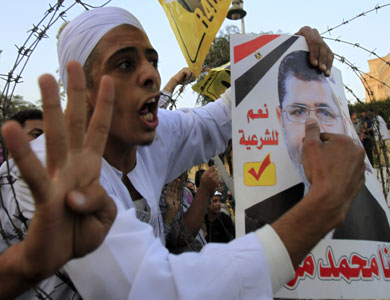 حملة مؤيدة لمرسي تتوعد بالتصعيد ضد حبسه انفراديا ومنع أسرته من زيارته