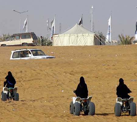 الشرطة الدينية السعودية تسمح للمرأة بقيادة الدراجة الهوائية بوجود محرم الشرطة الدينية السعودية تسمح للمرأة بقيادة الدراجة الهوائية بوجود محرم