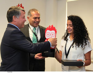 الملك يفتتح مختبر الألعاب الالكترونية التفاعلية ويسلم الجوائز للفائزين  ( صور )