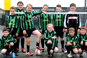 طفل بأطراف اصطناعية يصير نجم كرة القدم بمدرسته