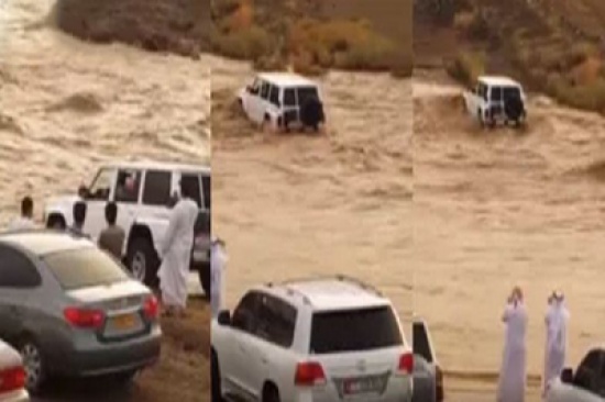 شاهد.. قائد سيارة جيب يعبر السيل وسط تشجيع أصحابه شاهد.. قائد سيارة جيب يعبر السيل وسط تشجيع أصحابه