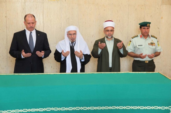 عدد من الأمراء والأشراف والمسؤولين يزورون ضريح الملك المؤسس