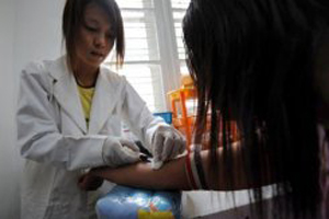 عيادات طبية لتوظيف فتيات الليل المصابات بالإيدز فقط