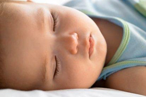 رضيع يصارع الموت بـ"باذنجانة" ثلاثة أيام