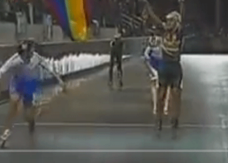 متسابق يحسب أنه الفائز ولكن شاهدوا ماذا يحدث