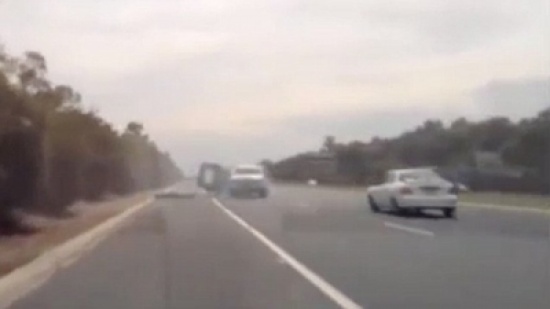 شاهد.. لقطات مروعة لانفصال جزء من شاحنة على أحد الطرق السريعة