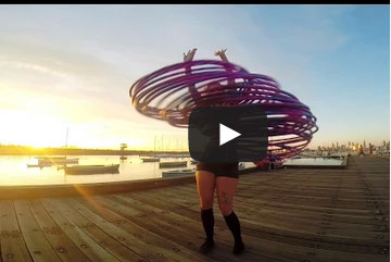 تستعرض رشاقتها بواسطة حلقات الـ "هولا هوب"