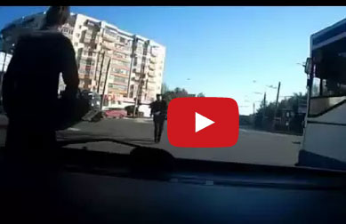 بالفيديو..أغرب حادث يتعرض له سائق سيارة! بالفيديو..أغرب حادث يتعرض له سائق سيارة!