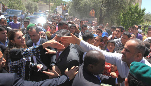 اهالي عين جنا يشاركون الملكة رانيا قصصهم في العمل التعاوني والخيري