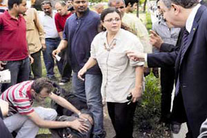 رئيس وزراء مصر ينقذ مصابًا بحادث في طريق عام