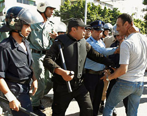 الشرطة تطارد محتجين بالمغرب 