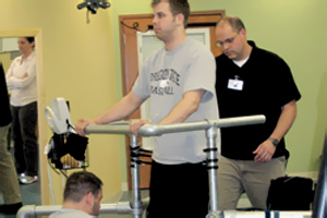 تحفيز النخاع الشوكي كهربائيًا يعيد الحركة لمشلول أمريكي