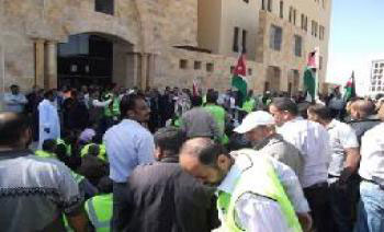 عمال المياومة في مفوضية العقبة  يطالبون برفع اجورهم