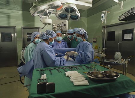 اجراء عمليتين جراحيتين نوعيتين بمستشفى الامير هاشم