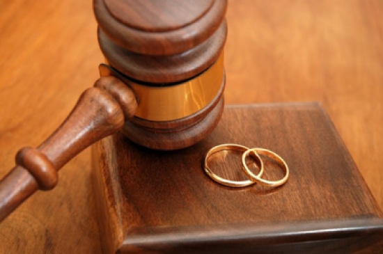 زوج يُطلق زوجته بعد 37 عاماً من الزواج وإنجاب 6 أبناء منها بدعوى أنها أخته