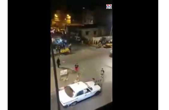“فيديو”: شاب مغربي يعتدي على المواطنين المارة بالسيف “فيديو”: شاب مغربي يعتدي على المواطنين المارة بالسيف